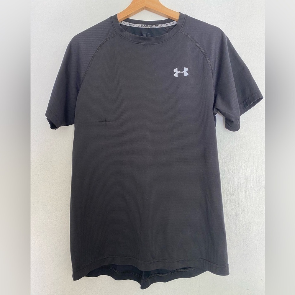 UNDER ARMOUR BLACK ATHLETIC BREATHABLE SHIRT
